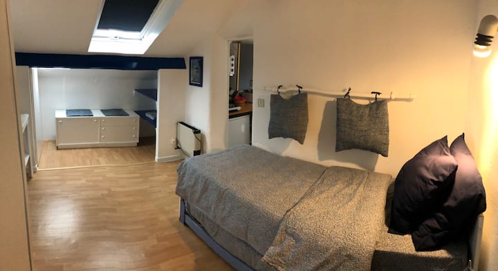 Kleine kamer met uitschuifbedden, handig voor 2 kinderen of alleenstaande volwassenen!