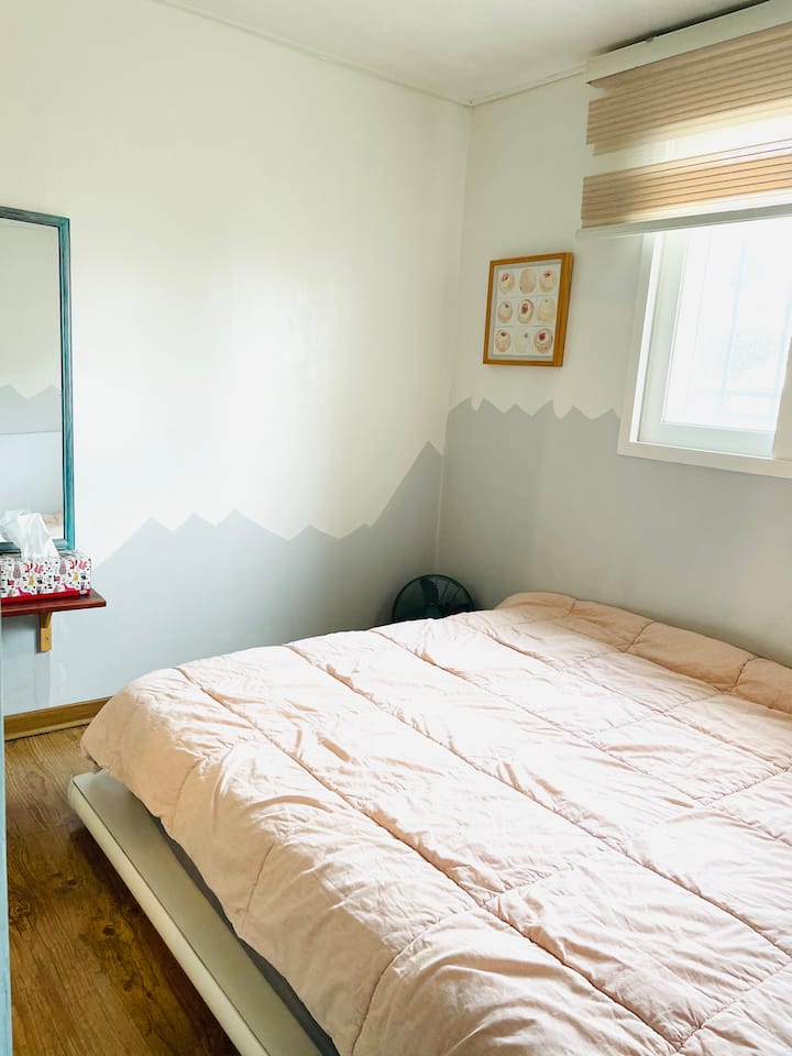 Ოთახი 2_ეს არის პატარა ოთახი ორი ოთახიდან
Საწოლი ორადგილიანი
კუთხით საკიდი,
დამონტაჟებულია კედელზე მიმაგრებული კონდიციონერი. 
