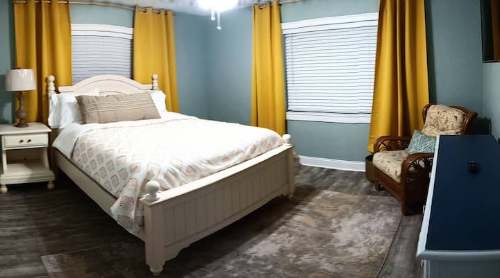 Disfruta viendo una película durante las noches en la cómoda cama de este adorable dormitorio.