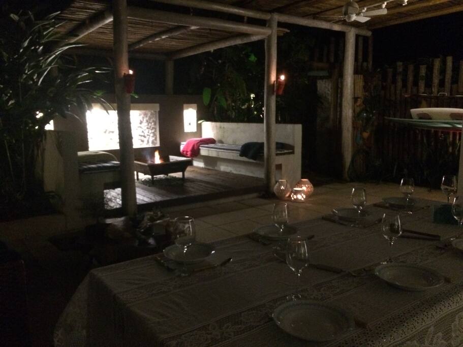 Deck com tocheiro para noites de inverno.