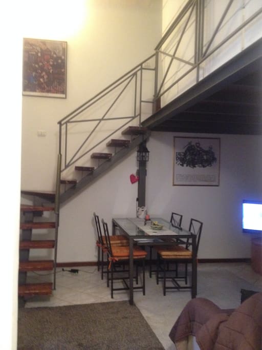 sala da pranzo e scala di accesso alla camera da letto