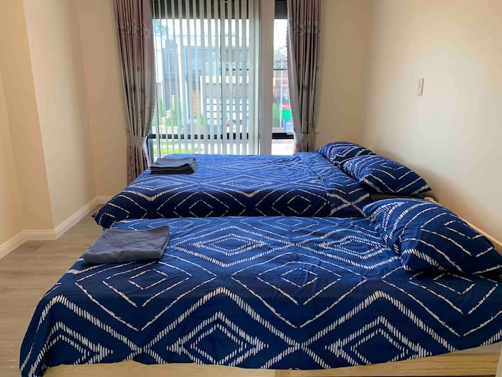 غرفة نوم رئيسية بسرير بحجم كوين وسرير مفرد واحد (يتم توفير السرير الفردي فقط لمجموعة كبيرة أكثر من 10 ضيوف إذا لزم الأمر مسبقًا عند إجراء الحجز)