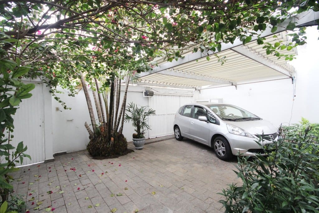 Entrada e garagem da casa