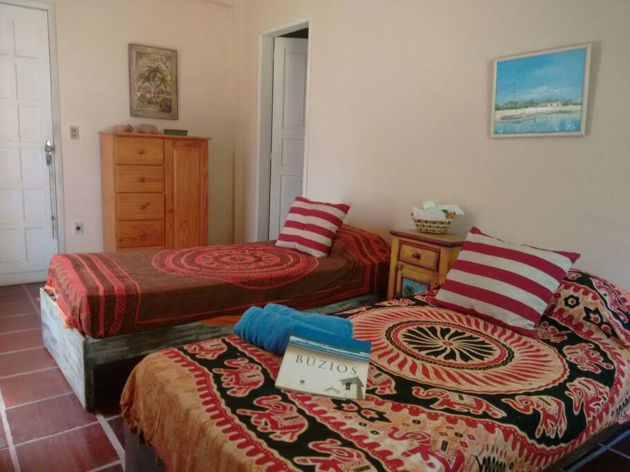 Quarto com vista para varanda.