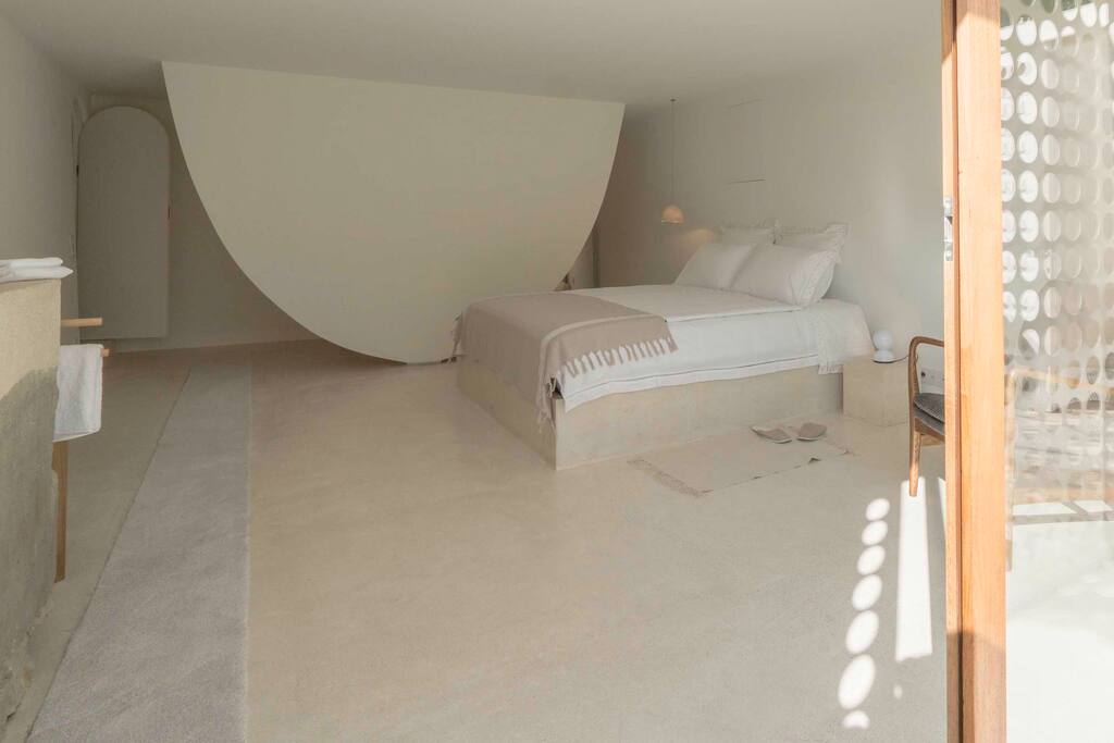 Chambre lumineuse au bord de la piscine
