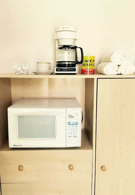 Microwave and coffee machine, everything you need to start a new day !