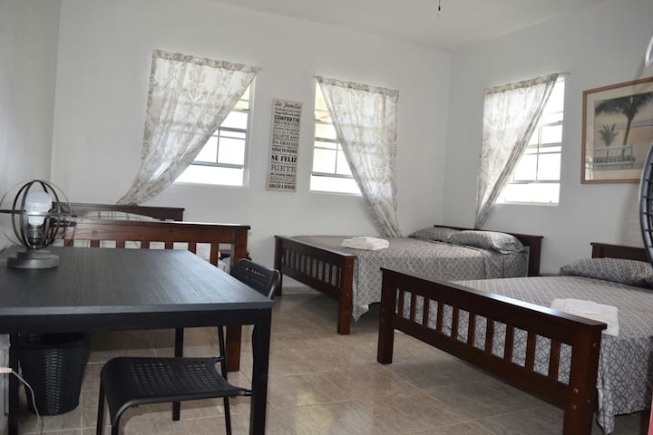 2号房有1张大床、2张单人床和1张带椅子的书桌区（您看的图片是老照片）。 