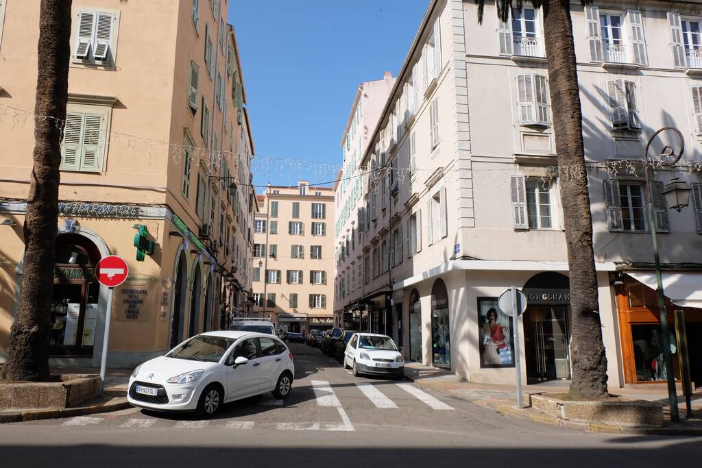 L'immeuble, premier portail à droite