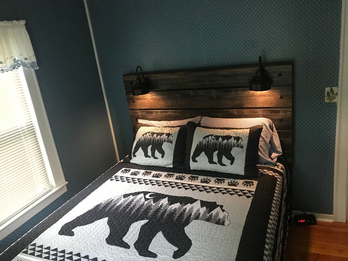 Druga spavaća soba ima klima-uređaj, bračni krevet i pametni TV od 81cm.