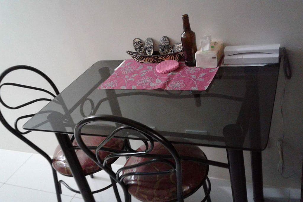 Dining table with free use of utensils