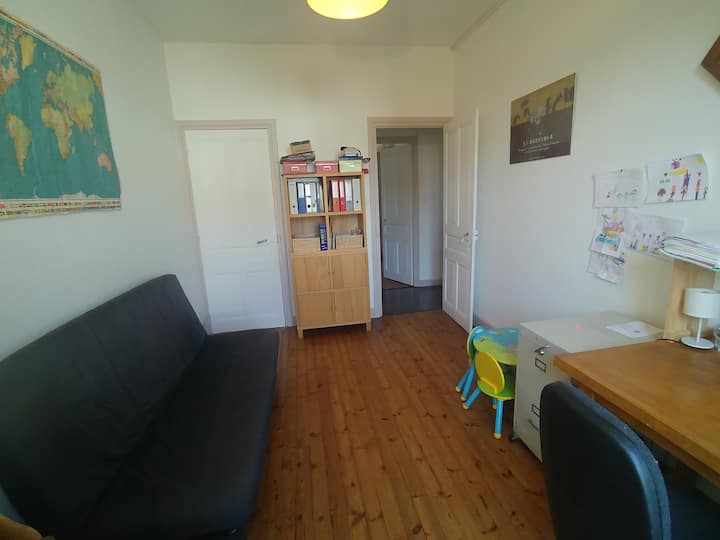 Dhoma 5/dhomë lojërash me një divan të konvertueshëm 140×190. Shumë lojëra për fëmijë. 