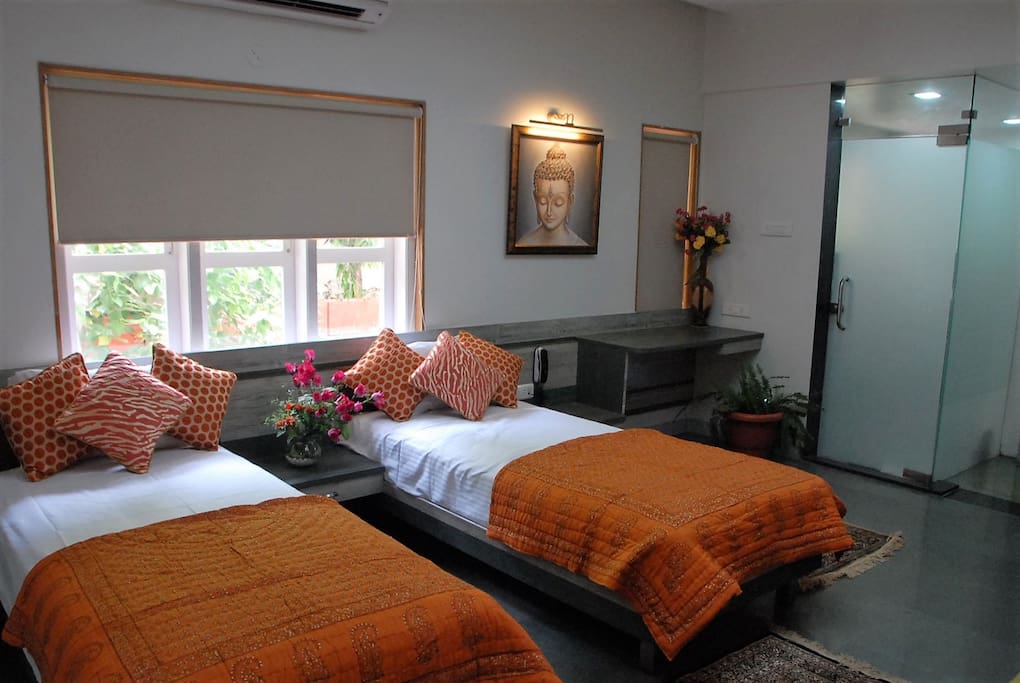 Bedroom 2 with twin beds
