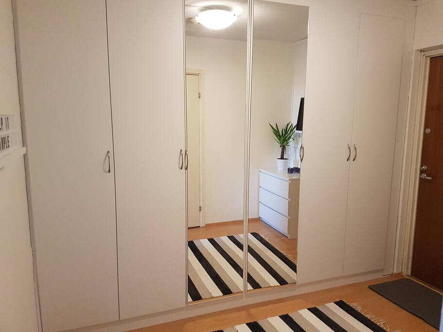 Eteisessä on yksi sivu kaappeja.