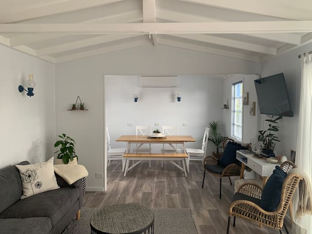 Shells on Bicheno CBD 5 minute walk to beach