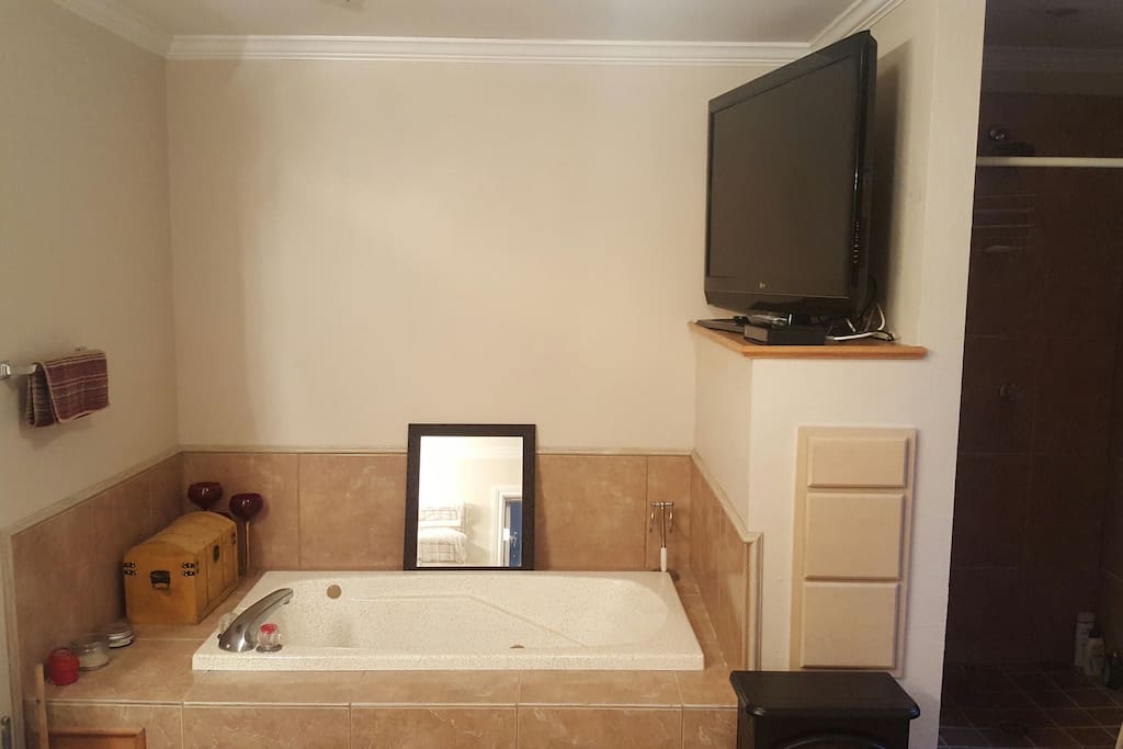 Flat screen for your entertainment while you enjoy the jacuzzi tub