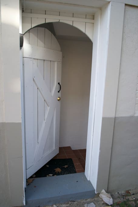 Private Entrance!