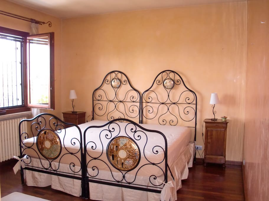 Schlafzimmer 1