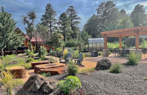 Cheerful Cabin with stone patio/fire pit/hot tub!