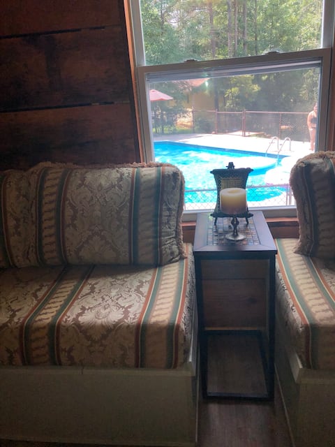 Popular Airbnb listing: Atlanta entire 2 levels family home pool house in Douglasville