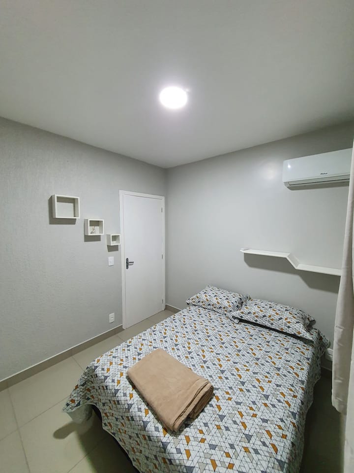 Dhomë dopio me krevat dopio me çarçafë të plotë, ajër të kondicionuar. 
