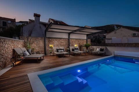Popular Airbnb listing: Villa Valentina Bol Center MAR A4+1 in Splitsko Dalmatinska županija