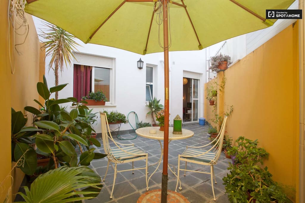Patio con puerta cocina y ventana dormitorio