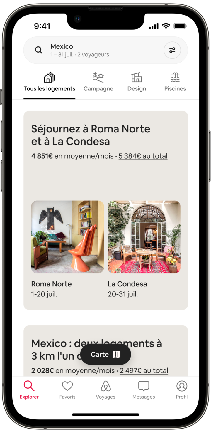 L'écran d'un téléphone portable montre un séjour en deux temps. L'écran indique « Séjournez à Roma Norte et à La Condesa », le prix du voyage, et des photos de deux terrasses lumineuses, colorées (mais différentes), à Mexico. Un bouton intitulé « Carte » se trouve au-dessous.