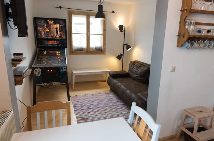 Legendärer Twilight-Zone-Pinball-Maschine und Sofa(Bett)

Original Flipperautomat und (Schlaf-)couch