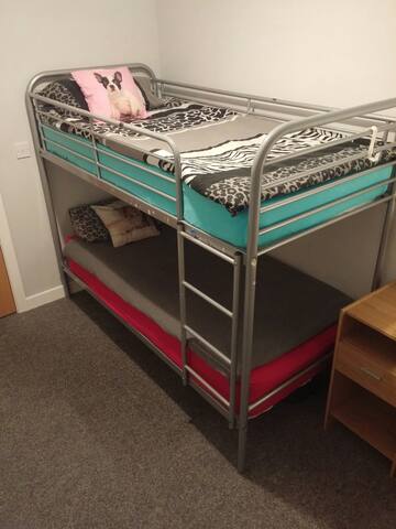 Cozy  room with the bunk bed in the CITY CENTRE