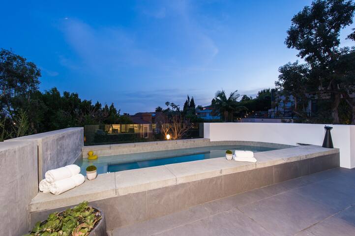 Modern Hollywood Hills mansion with City Views gallery image 5