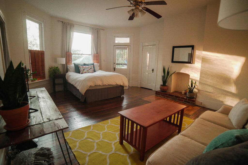 The beige couch has been replaced with a futon.