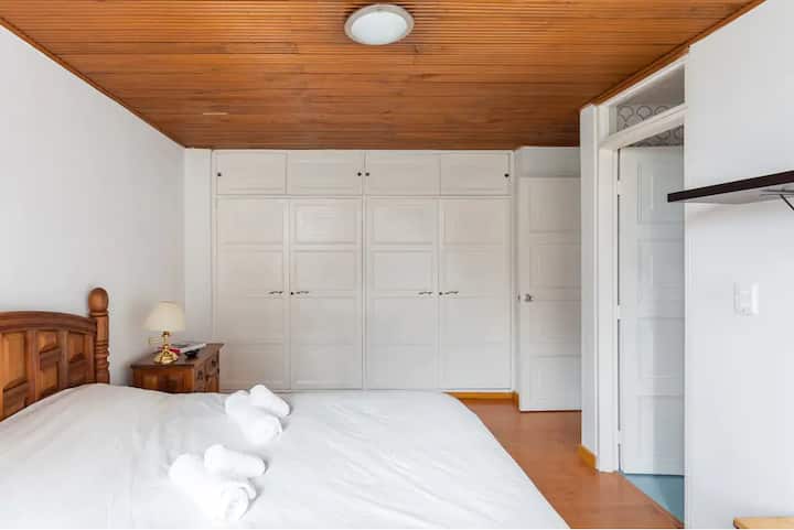 1re chambre : lit Queen Size tout neuf, parfait après une longue journée de visite ou de travail 