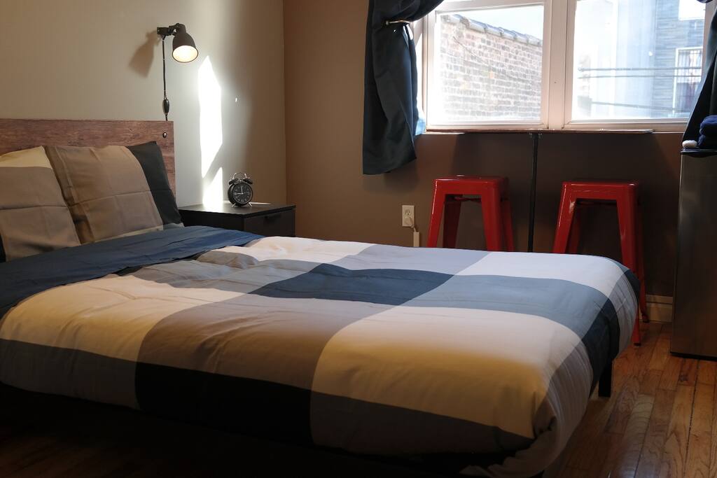 Really comfy bed with memory foam mattress.