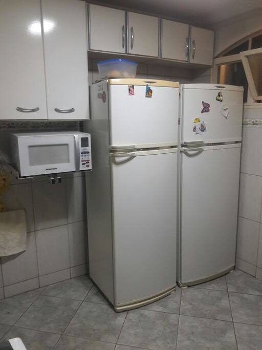 uma das duas geladeiras fica exclusiva para o hospede