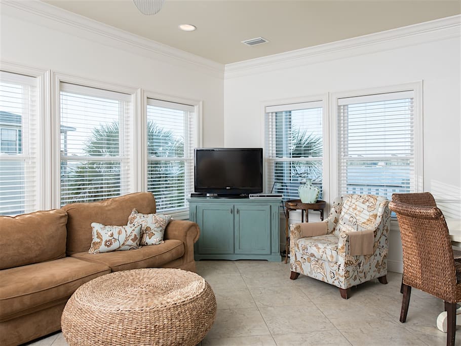 Be treated to lagoon views as you relax in the living room with seating for 7 and a flat-screen TV.