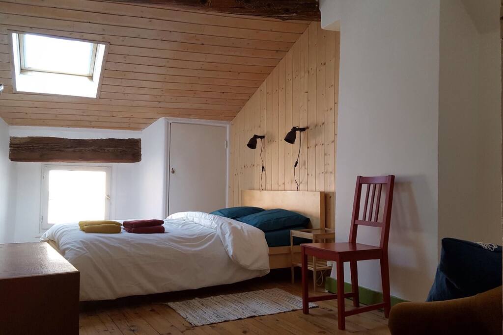 Chambre avec lit double literie neuve, drap en coton bio