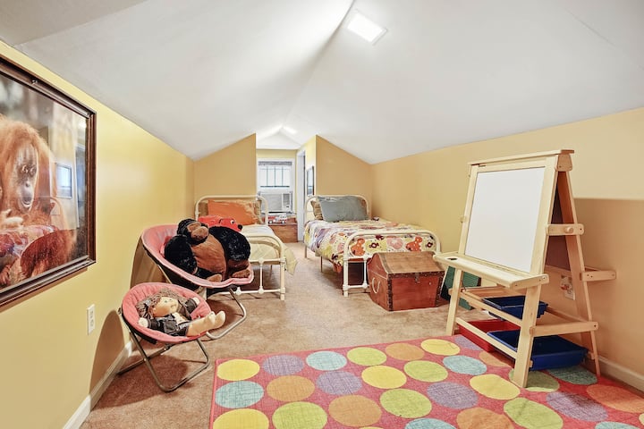 Ჩვენ შევქმენით ეს  სამალავი, რომ საბავშვო სამოთხე იყოს 100 წიგნით, თამაშებით და თავსატეხებით. Ორსართულიანი საწოლები არამწეველ საძინებელში, ზომით 28x12.