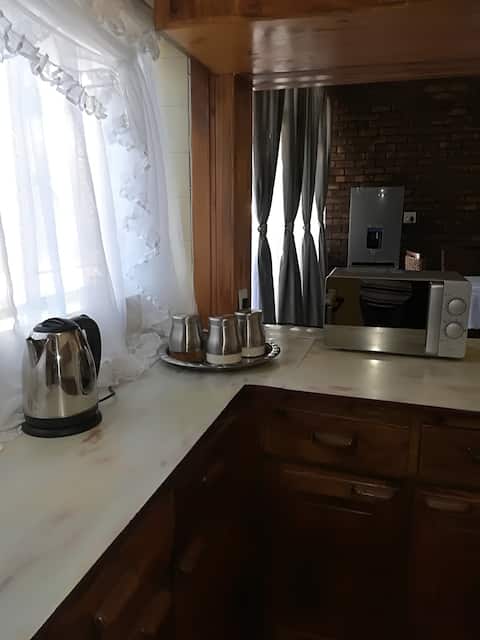 Spacious 1bed pvt cottage. 2km to Union Buildings.