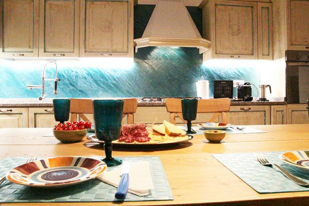 Cucina in perfetto stile sardo, pratica ed accessoriata