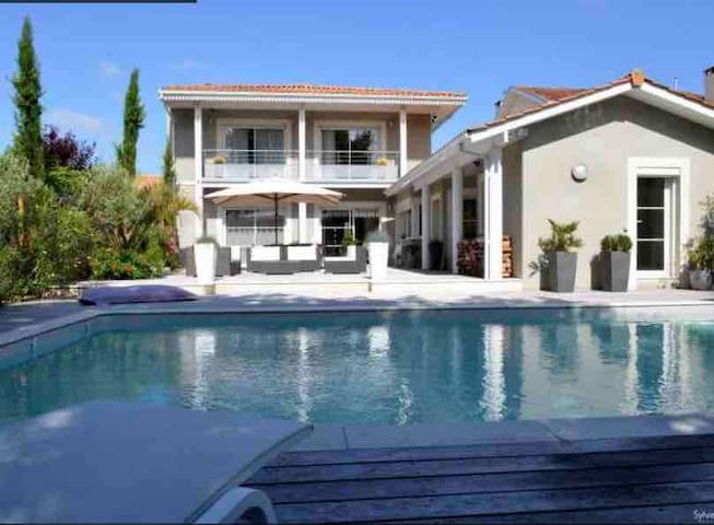 Villa contemporaine entre vignobles et océan