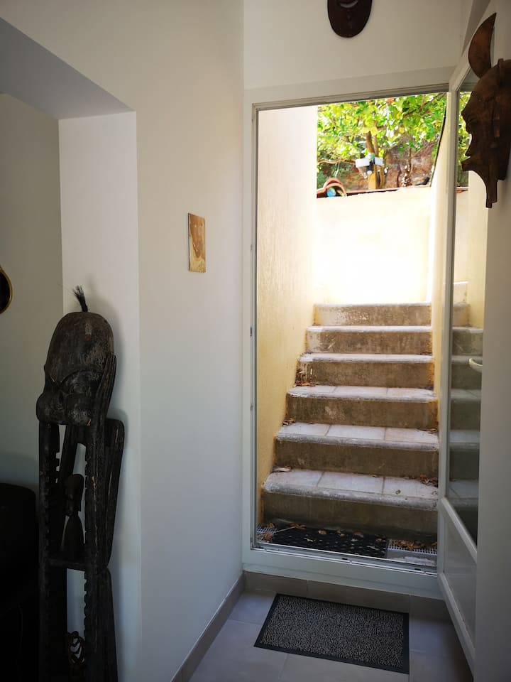 الباب الذي يوفر إمكانية الوصول إلى التراسات وحمام السباحة 