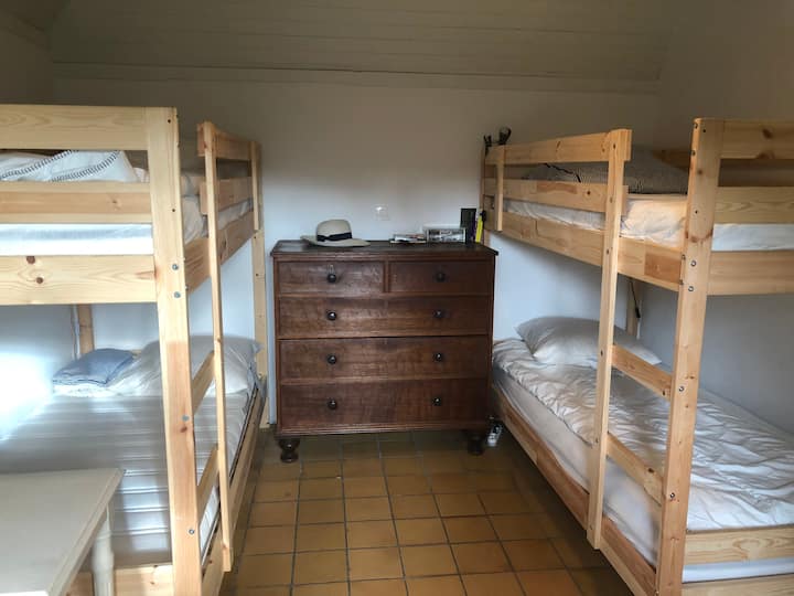 غرفة الأطفال، في الطابق الأرضي، مع سريرين بطابقين، وخزانة ملابس لتخزين الملابس. 