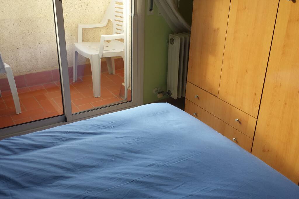 Balcon y armario privado de la habitación doble