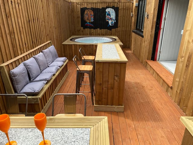 Hot Tub and Bar, Conv warehouse Slps 16 (35) Mcr