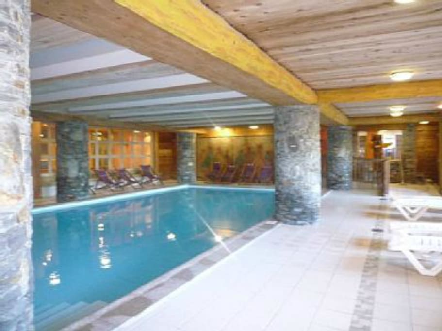 Piscine chauffée avec sauna et hammam
