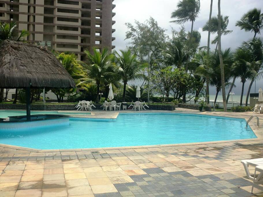 Piscina para adultos e crianças.