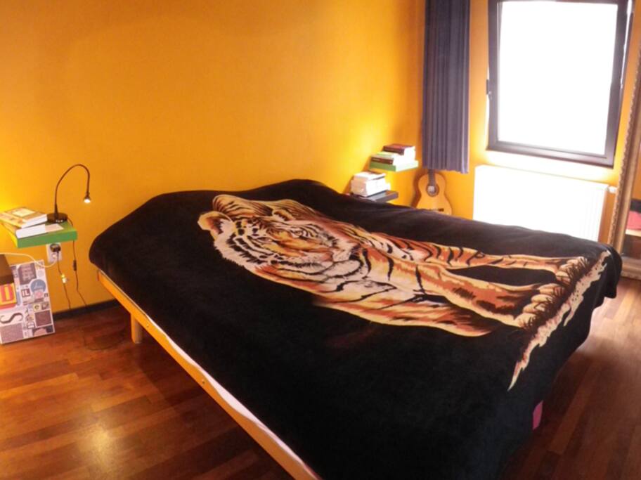 bed room with kingsize bed