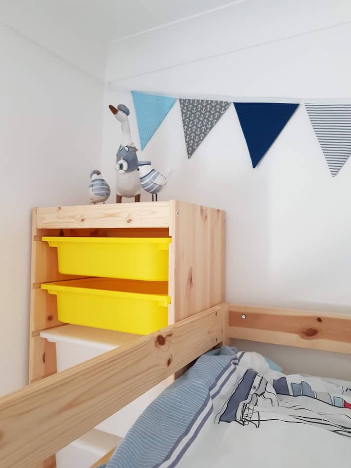 Спална соба 3 - кревети на спрат во целосна големина со приморско чувство.