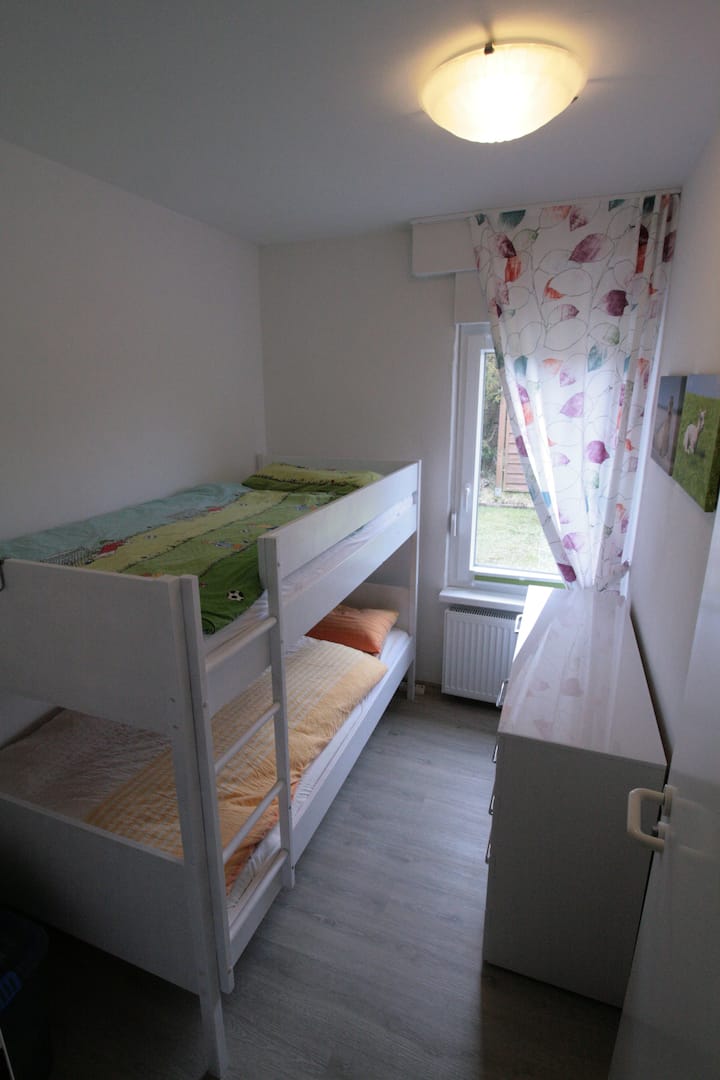 Kinderzimmer mit Etagenbett und Kommode 