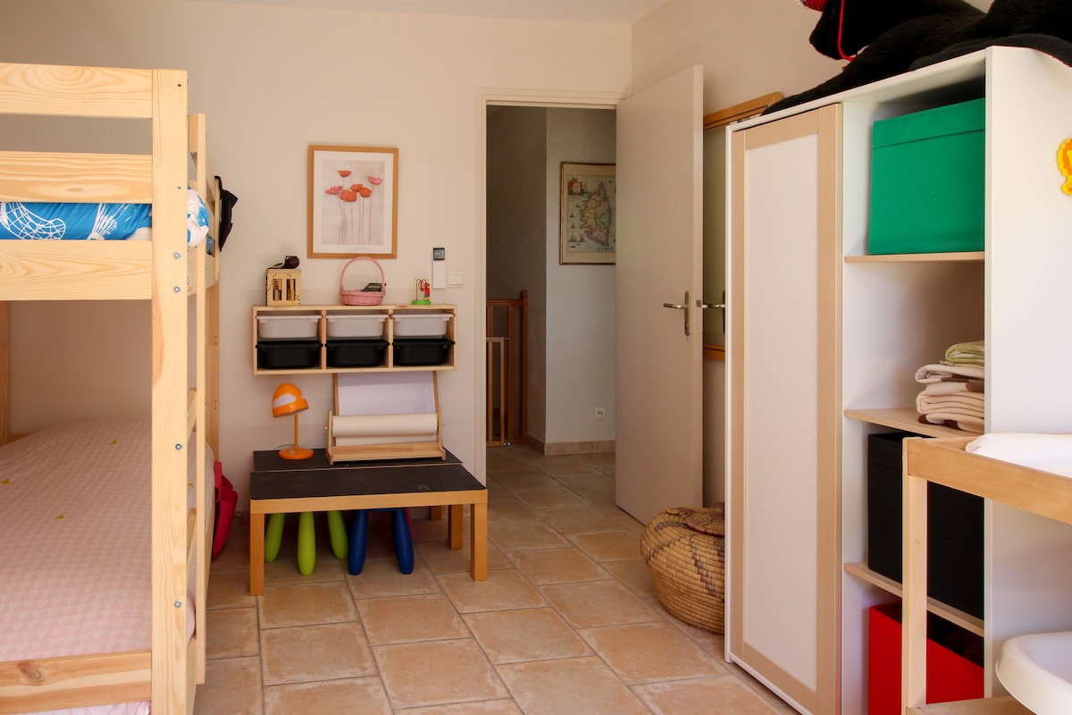 Spavaća soba 5. Kreveti na kat, krevet za jednu osobu, dječji krevetić, igračke 